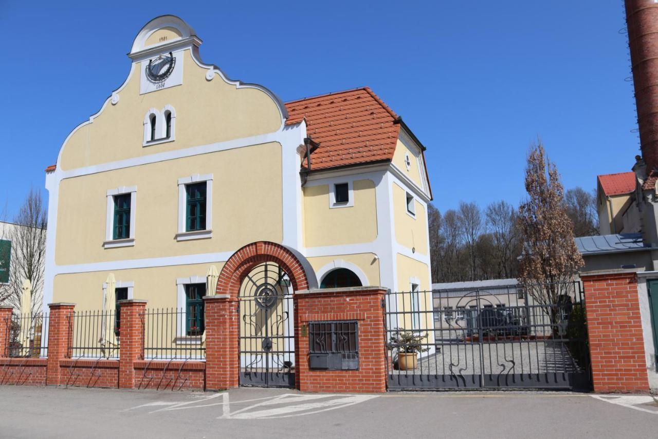 Penzion Elux Breclav Bagian luar foto