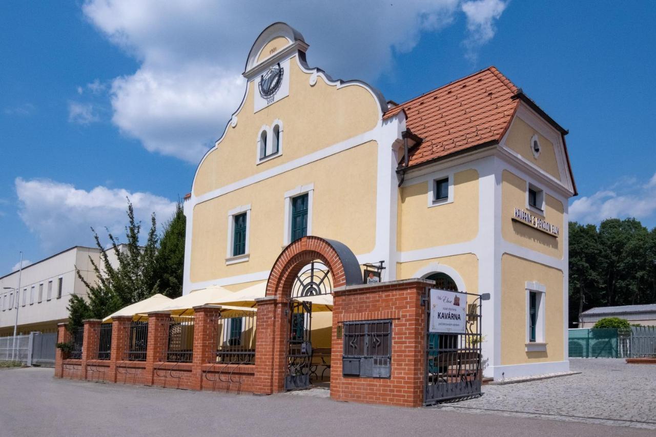 Penzion Elux Breclav Bagian luar foto
